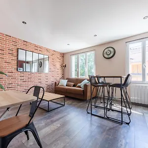 Appartement Nouveau - T2 Industriel - Quartier Historique - Wifi - Parking - Netflix, Hennebont